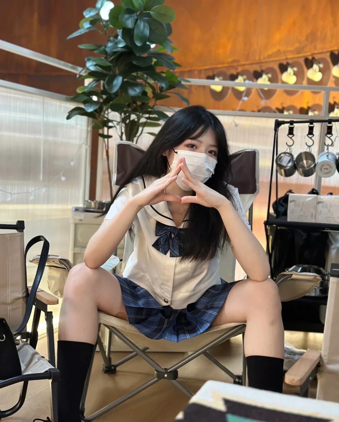 她从雨里走来